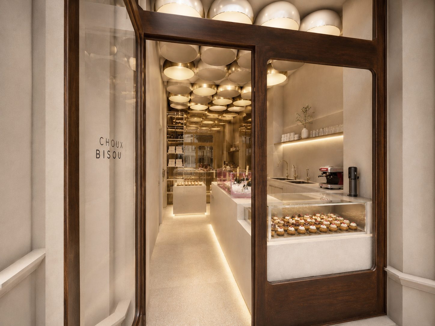 Blick durch den Eingang in die Tagesbar CHOUX BISOU mit Vitrine und Lichtdecke