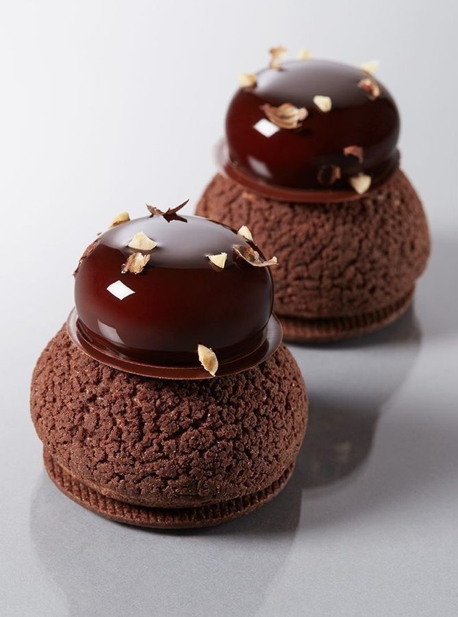 Zwei Schokoladen-Choux mit Glasur und Goldflocken